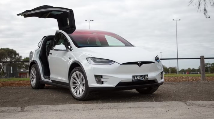 Підключення Tesla до мережі: як працює SIM-карта і навіщо вона потрібна